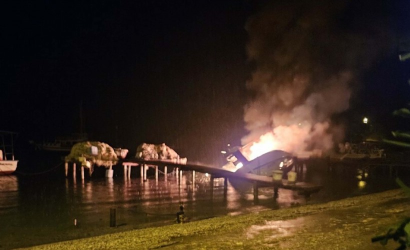 Muğla'da balıkçı teknesi alev alev yandı