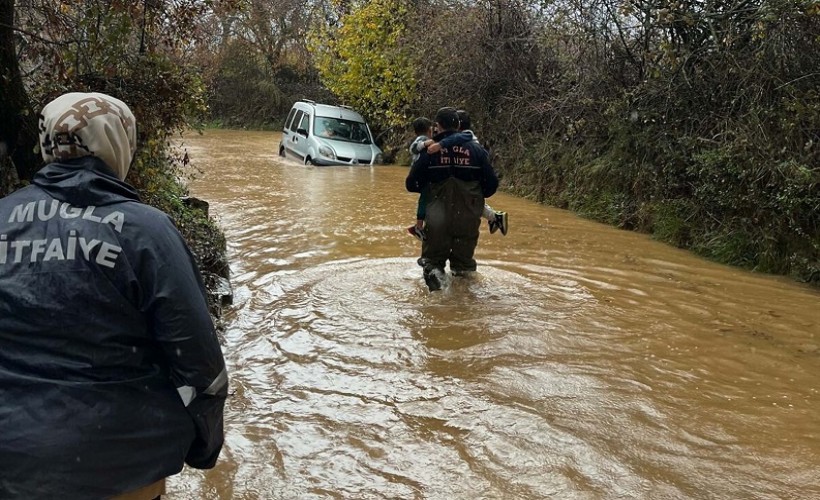 Muğla’da sağanak yağmurda yolda mahsur kalan 4 kişilik aileyi itfaiye kurtardı