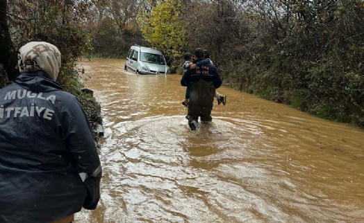 Muğla’da sağanak yağmurda yolda mahsur kalan 4 kişilik aileyi itfaiye kurtardı