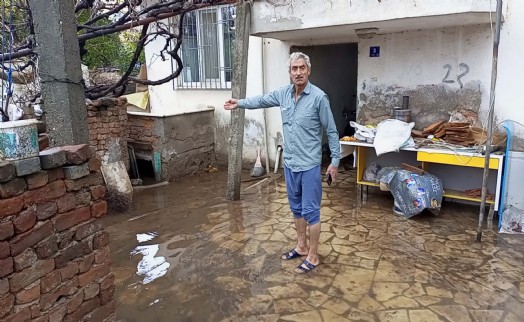 Nazilli'de sağanak; su basan bodrum kattaki aileyi ekipler kurtardı