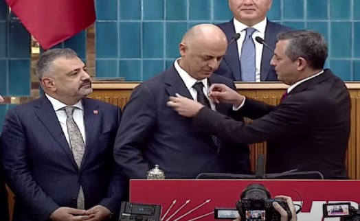 Özgür Özel, Ümit Özlale'ye CHP rozeti taktı