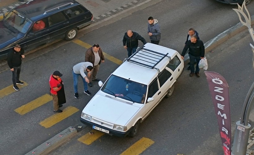 Refüjde kalan otomobili 10 kişi kaldırarak kurtardı