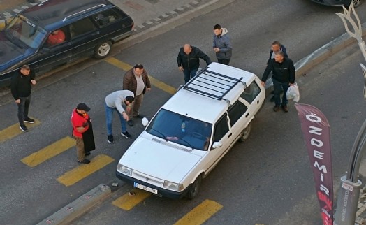 Refüjde kalan otomobili 10 kişi kaldırarak kurtardı