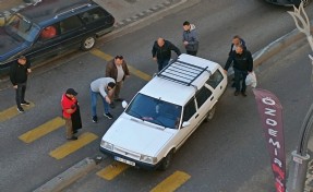 Refüjde kalan otomobili 10 kişi kaldırarak kurtardı