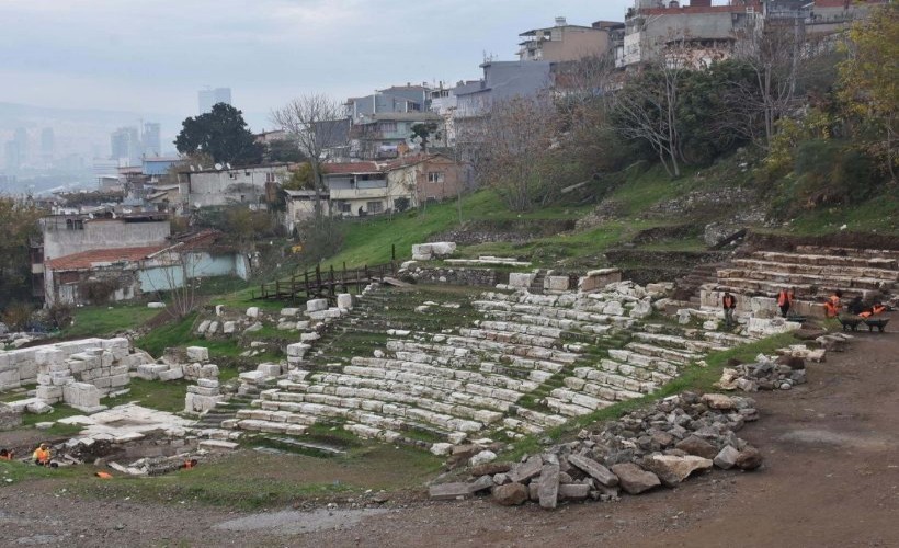 Smyrna Antik Kenti Tiyatrosu'nun basamakları her geçen gün ortaya çıkıyor