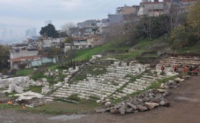 Smyrna Antik Kenti Tiyatrosu'nun basamakları her geçen gün ortaya çıkıyor