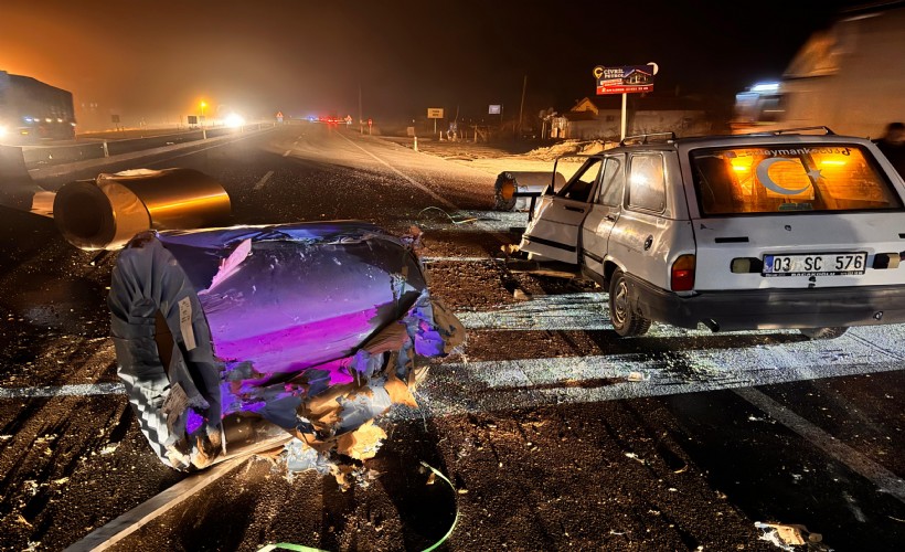 TIR'da yüklü alüminyum rulo otomobilin üzerine düştü: 2 yaralı