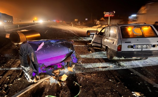 TIR'da yüklü alüminyum rulo otomobilin üzerine düştü: 2 yaralı