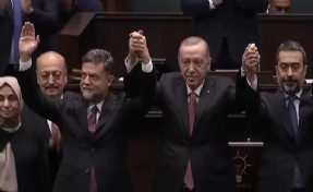 Yamalı AK Parti sıralarında: Rozetini Erdoğan taktı