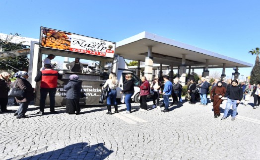 6 Şubat depreminde hayatını kaybedenler İzmir’de anıldı