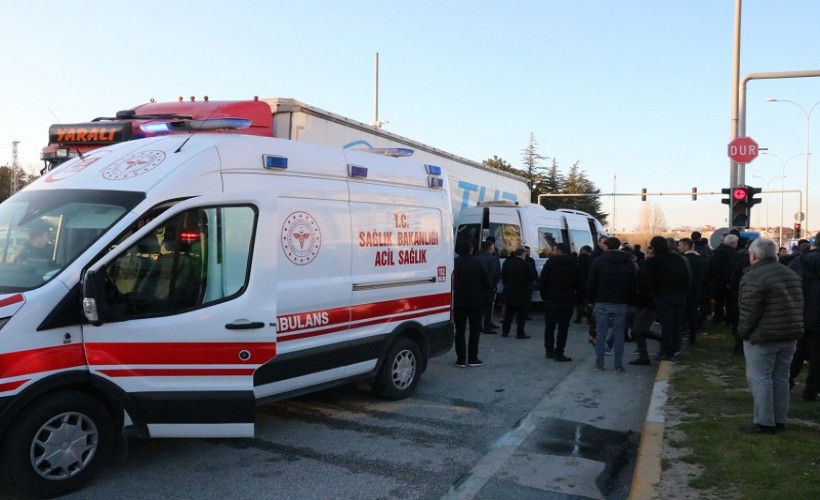 Afyon'da işçi servisi ile TIR çarpıştı: 14 yaralı