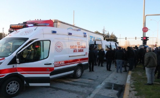 Afyon'da işçi servisi ile TIR çarpıştı: 14 yaralı