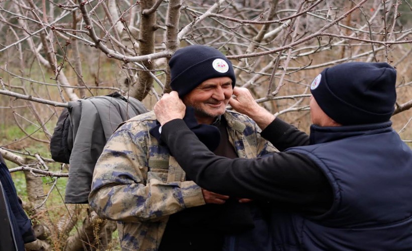 Başkan Karakayalı çiftçilere bere ve yelek hediye etti