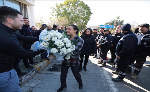 Belediye emekçileri Filiz Başkan'ı alkışlarla karşıladı