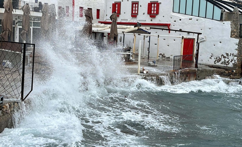 Bodrum'da kuvvetli fırtına; dalgaların boyu 3 metreyi aştı