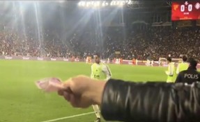 Altaylı oyunculara para gösteren Göztepeli fanatiğe ceza