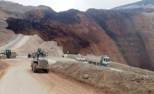 Altın Madeni'nde toprak kayması: Çok sayıda işçi göçük altında