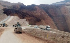 Altın Madeni'nde toprak kayması: Çok sayıda işçi göçük altında