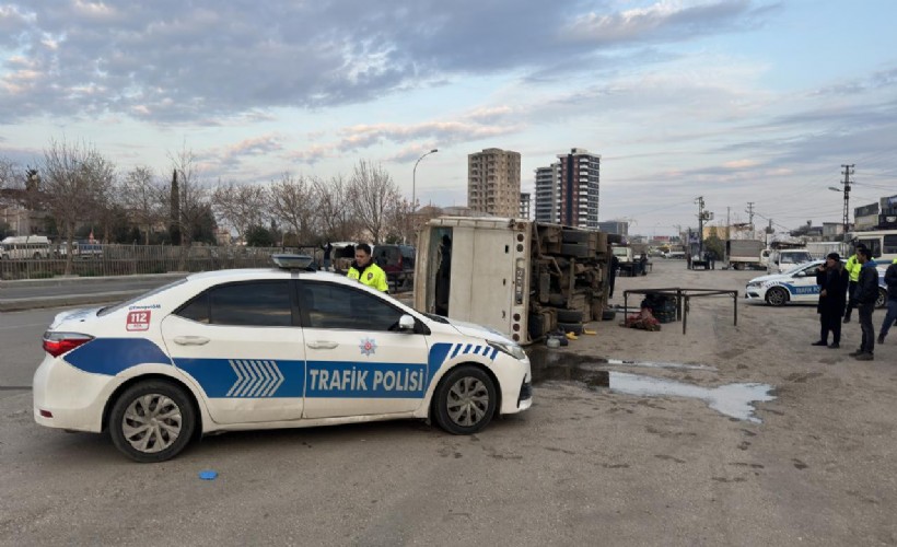 İşçileri taşıyan midibüs devrildi: 15 yaralı