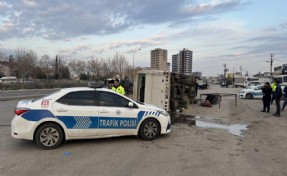 İşçileri taşıyan midibüs devrildi: 15 yaralı