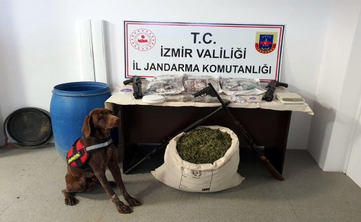 Menderes'te 11,5 kilo esrar ele geçirildi; 2 gözaltı