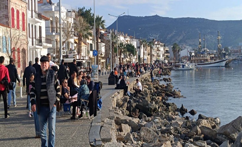 İzmir'de güneşi gören Foça'ya koştu