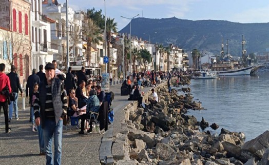 İzmir'de güneşi gören Foça'ya koştu