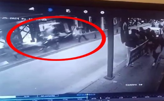 İzmir'de motosiklet kaldırımda yürüyen yayaların arasına daldı: 3 yaralı