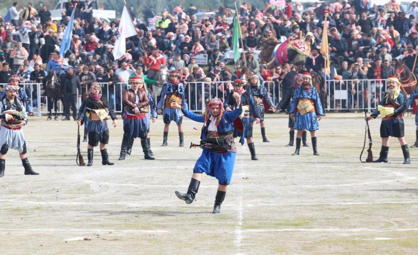 İzmir’de deve güreşi festivaline yoğun ilgi