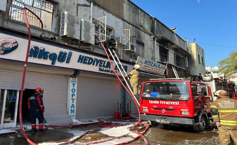 Kemeraltı Çarşısı'nda iş merkezinde yangın paniği: Kontrol altına alındı!