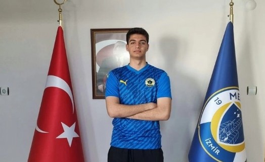 Menemen FK, genç kalecisini profesyonel yaptı