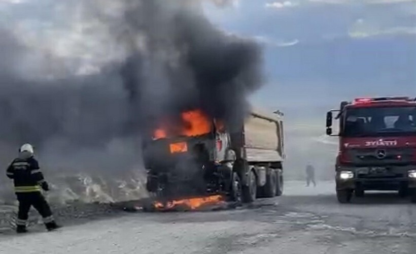 Seyir halindeki hafriyat kamyonu alev alev yandı