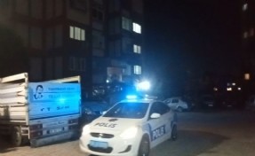 Yardım istediği polis memurunu tabancayla vurdu