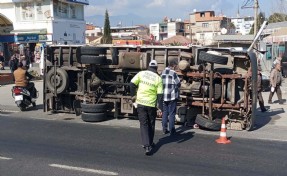 Yolun karşısına geçerken üzerine kamyonun devrilmesiyle öldü