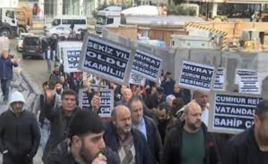 AK Parti önünde protesto: ‘Murat Kurum sözünü tut’