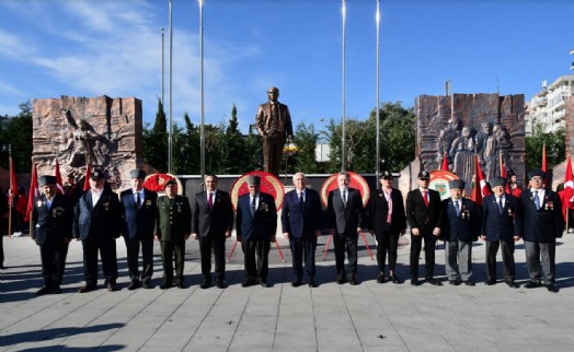 Başkan Selvitopu 'Çanakkale' için çelenk sundu