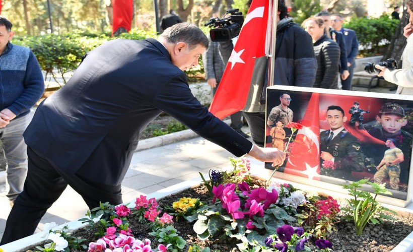 Başkan Tugay'dan resmi tören sitemi: Neden bu ayrım?