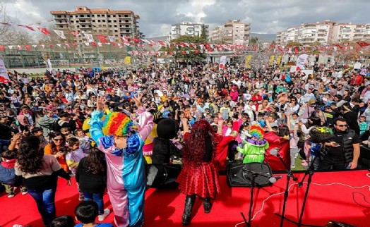 Bayraklılı çocuklar şenlikte buluştu: Sandal 'Sanatla iç içe yetişiyorlar'