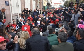 Büyükşehir'de TİS krizi tam gaz: İşçiler oturma eylemi gerçekleştirdi