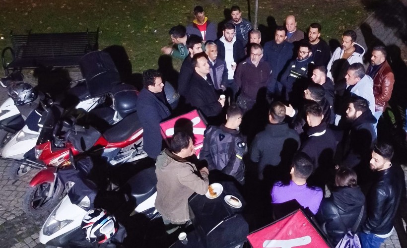 CHP Bornova Adayı Ömer Eşki'den moto kuryelere gece yarısı ziyareti