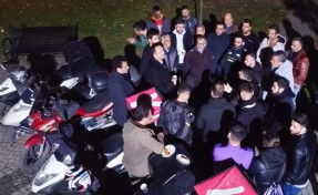 CHP Bornova Adayı Ömer Eşki'den moto kuryelere gece yarısı ziyareti