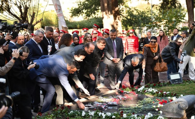 Cemil Tugay'dan Zübeyde Hanım'ın mezarı başında 8 Mart mesajı