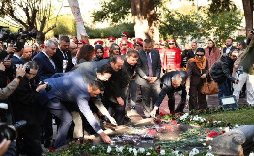 Cemil Tugay'dan Zübeyde Hanım'ın mezarı başında 8 Mart mesajı