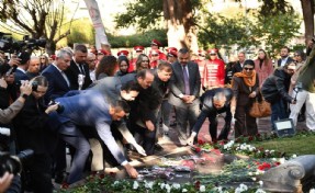 Cemil Tugay'dan Zübeyde Hanım'ın mezarı başında 8 Mart mesajı