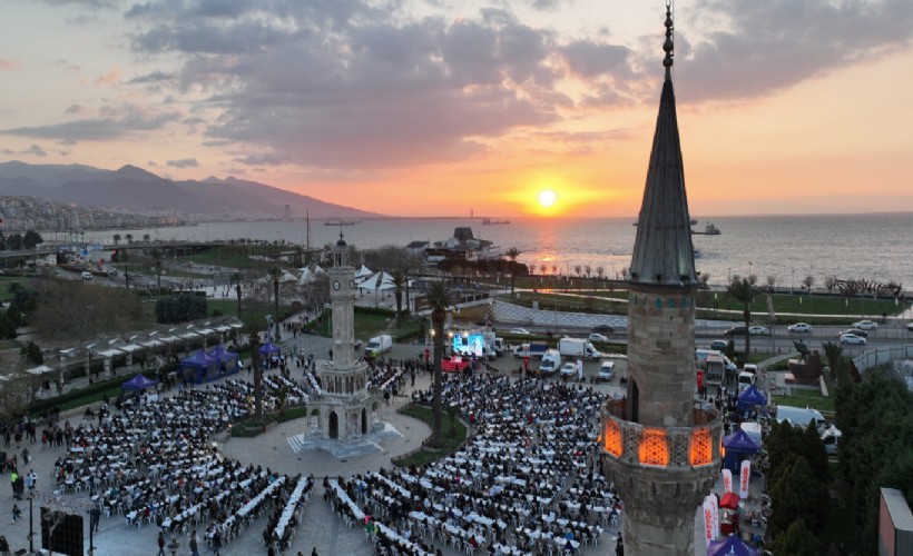 Cumhuriyet Meydanı’nda büyük iftar sofrası