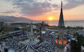 Cumhuriyet Meydanı’nda büyük iftar sofrası