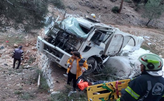 Denizli'de boya yüklü kamyon şarampole devrildi: 1 ölü, 1 yaralı