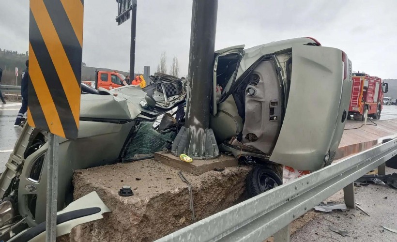 Feci kaza! Elektrik direğine çarpan otomobilin sürücüsü öldü