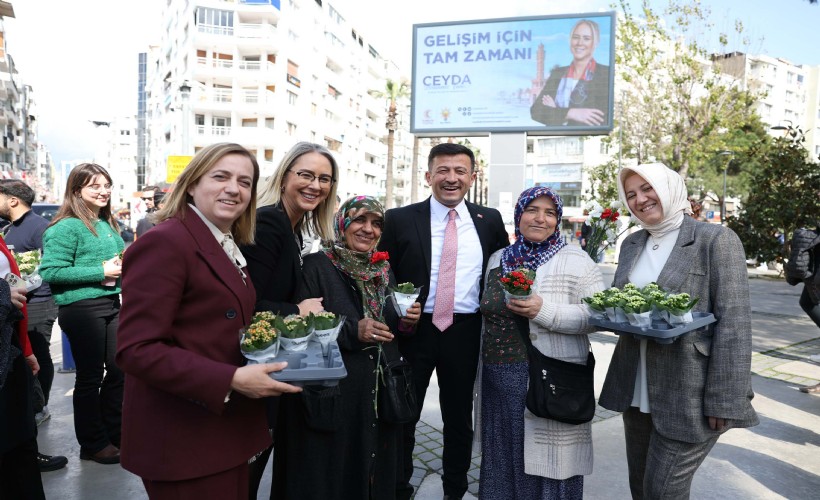 Hamza Dağ, eşiyle kadınlara karanfil dağıttı