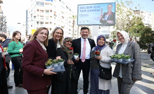 Hamza Dağ, eşiyle kadınlara karanfil dağıttı